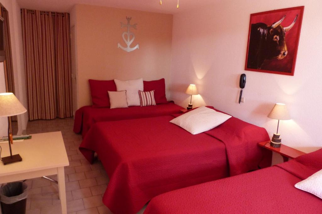 Hotel Lou Garbin Saint-Laurent-dʼAigouze Habitación foto