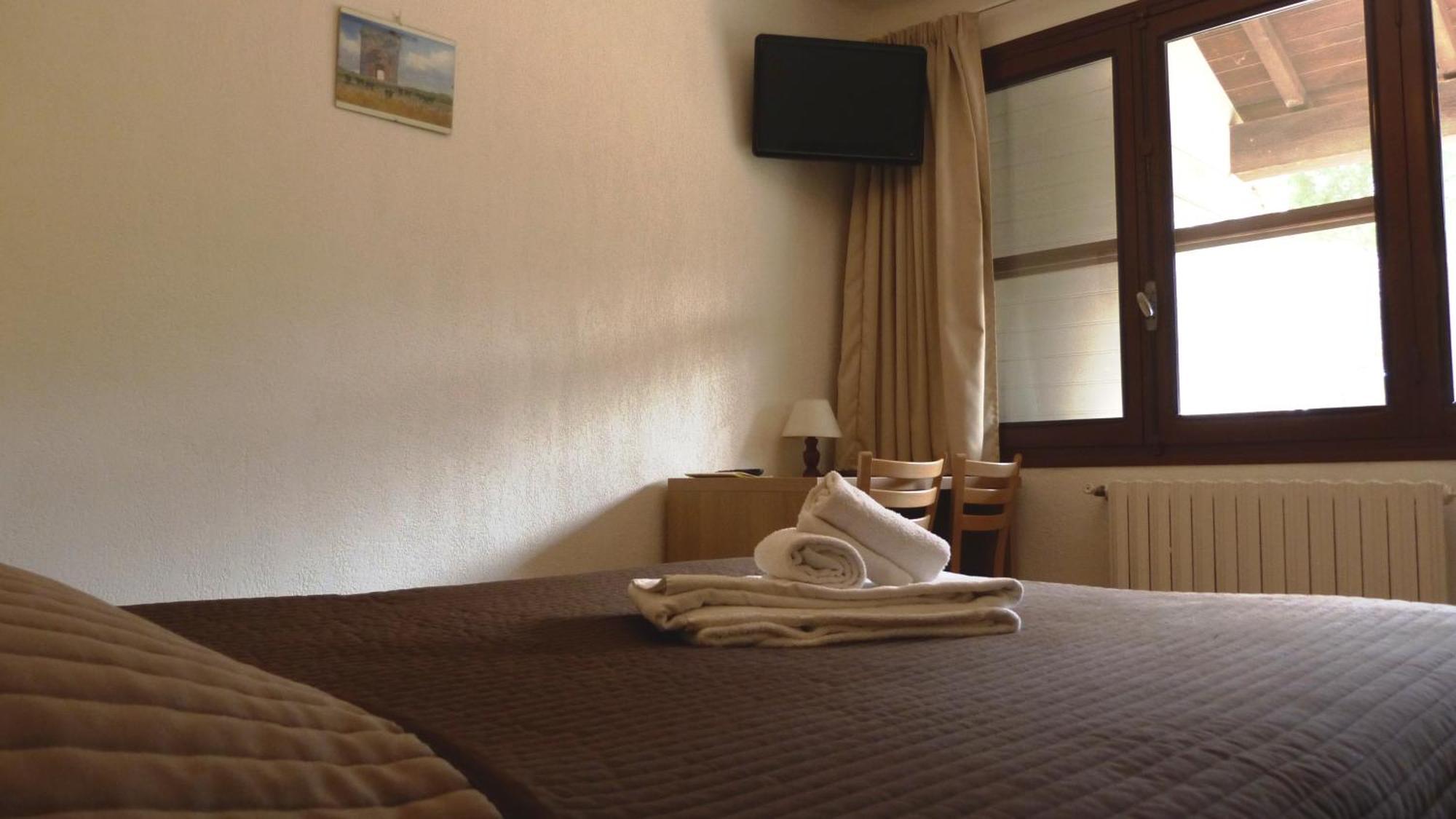 Hotel Lou Garbin Saint-Laurent-dʼAigouze Habitación foto