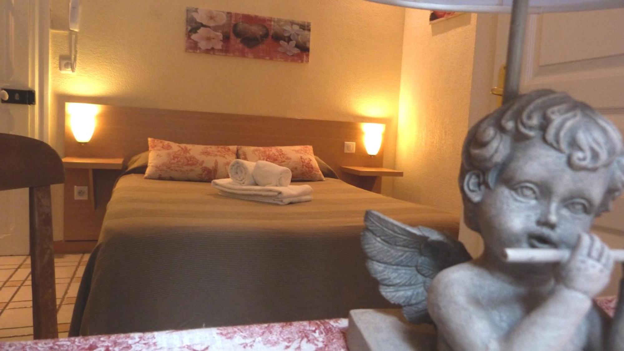 Hotel Lou Garbin Saint-Laurent-dʼAigouze Habitación foto